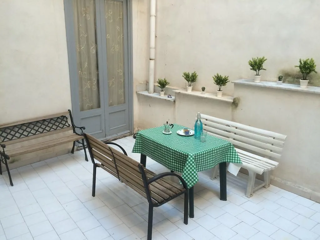 Vespa B&B Palermo 2*,
