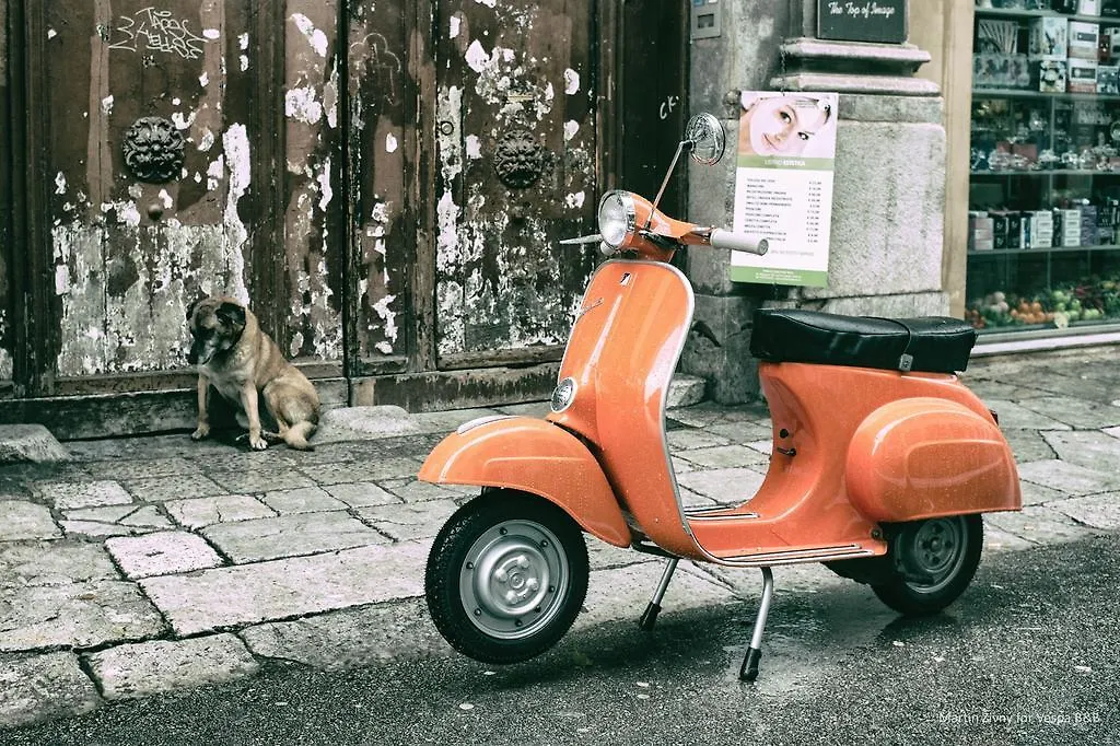 Vespa B&B Palermo 2*,